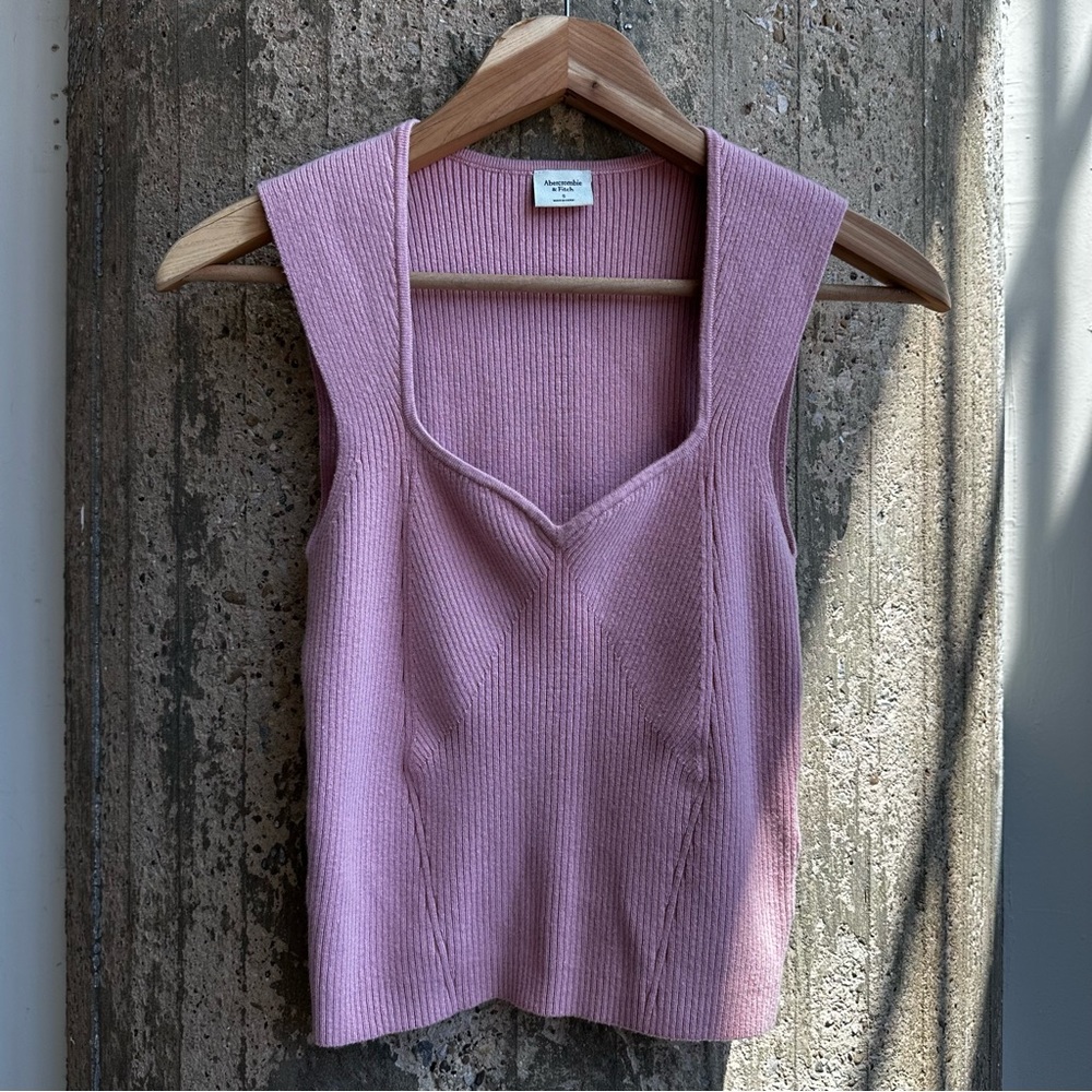 NWOT Abercrombie Portrait Sweetheart Sweater Tank Size Small